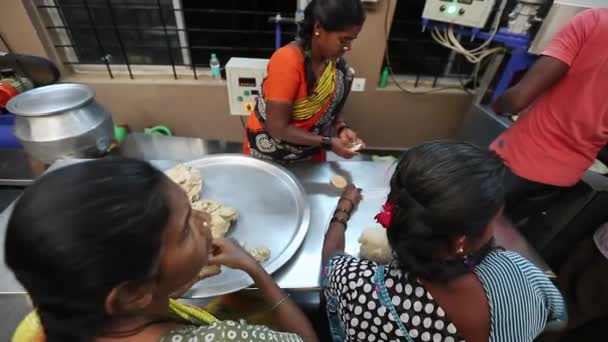 Kaiwara Chikkaballapura India January 2017 Індійська Жінка Гарнітурі Працює Тістом — стокове відео