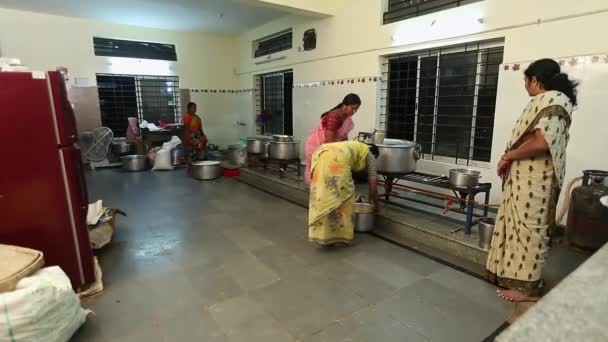 Kaiwara Chikkaballapura India January 2017 Lady Bringing Curry Seen Kitchen — Stockvideo