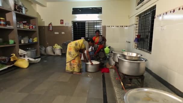 Kaiwara Chikaballapura India January 2017 Погляд Кухню Зображені Дві Жінки — стокове відео