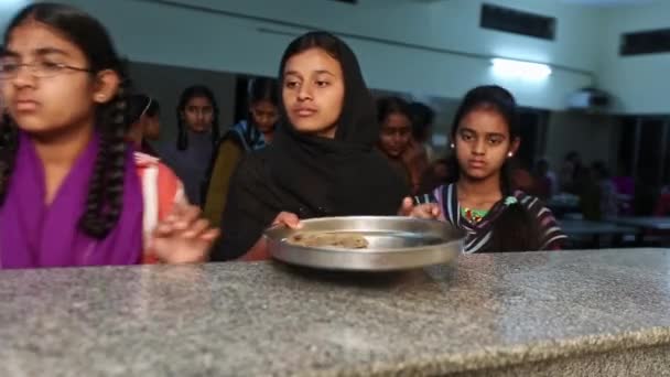 Kaiwara Chikkaballapura India January 2017 Queued Female Students Receiving Food — Vídeo de Stock