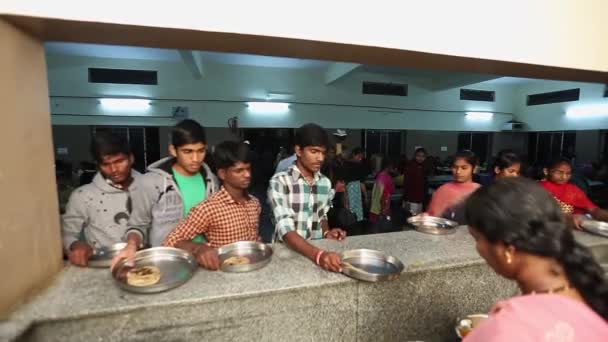 Kaiwara Chikkaballapura India January 2017 Students Receiving Meals Canteen While — Vídeos de Stock