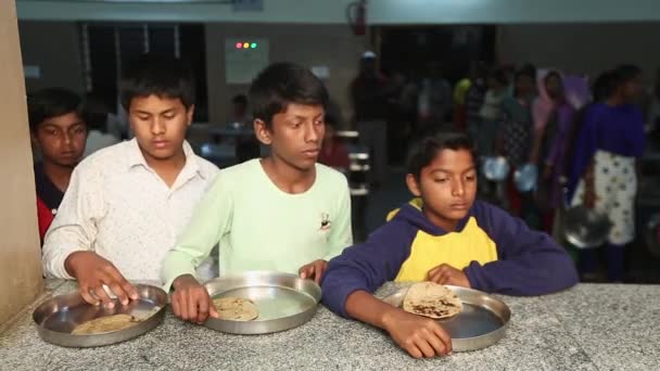 Kaiwara Chikkaballapura India January 2017 Boys Students Receiving Dinner Canteen — Vídeos de Stock
