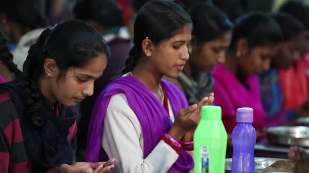 Kaiwara Chikkaballapura India January 2017 Female Students Closeup Praising God — Vídeo de stock