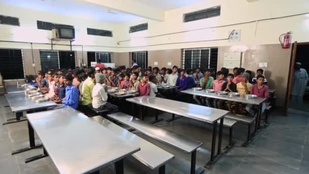 2017年1月5日インド チッカブラプラプラ州カイワラ 就学前の食事の祈りはインド人学生の間では寄宿学校の食堂で行われる習慣である — ストック動画