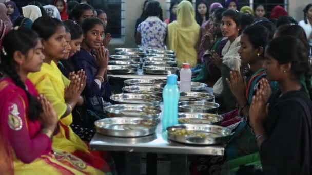 Kaiwara Chikkaballapura India January 2017 Closeup Female Students Praying Eating — Stok video
