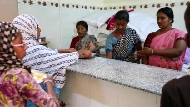 Kaiwara Chikkaballapura India January 2017 Closeup Female Students Receiving Food — Stock video