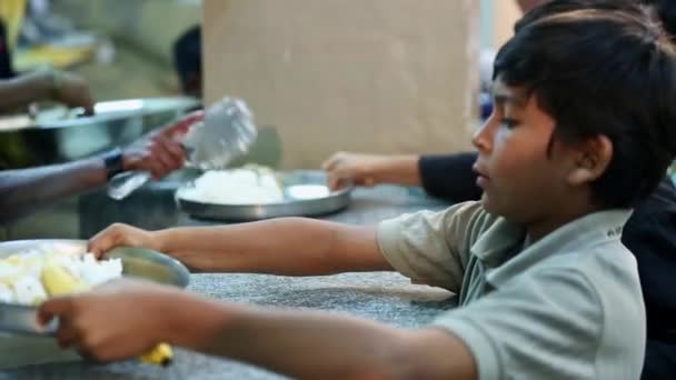 2017年1月5日インド チャカブラプラプラ州カイワラ サイドビュー夕食時に学校の食堂で食事を提供しているインドの男性学生 — ストック動画