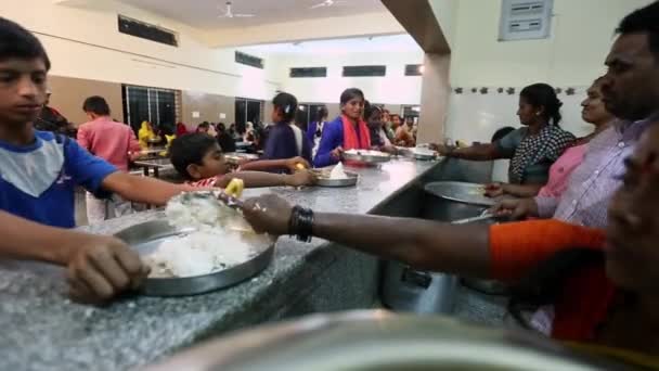 Kaiwara Chikkaballapura India January 2017 Closeup Food Being Served Boys — Vídeo de Stock