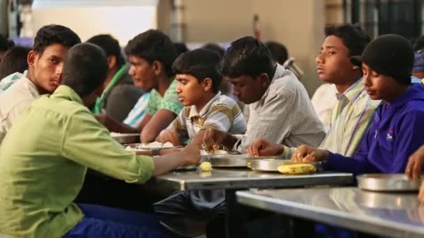 Kaiwara Chikkaballapura India January 2017 Close Male Students Eating Food — Vídeo de stock