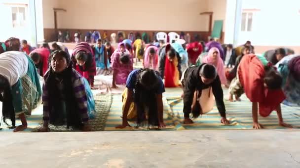 Kaiwara Chikkaballapura India January 2017 Group Female Students Practicing Yoga — Stock video