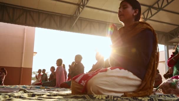 2017年1月5日インド チャカブラプラプラ州カイワラ 学校の講堂で日の出の間にヨガを練習している女の子に輝く太陽の視点 — ストック動画