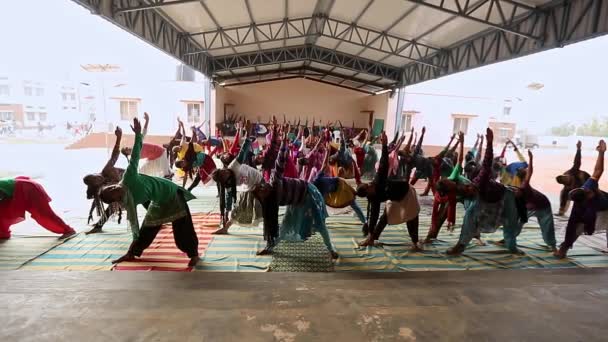 Kaiwara Chikkaballapura India January 2017 Group Female Students Practicing Yoga — Αρχείο Βίντεο