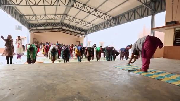 2017年1月5日インド チッカブラプラプラ州カイワラ朝の野外講堂でヨガを実践する女子学生グループ — ストック動画