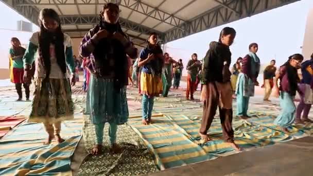 2017年1月5日インド チッカブラプラプラ州カイワラ朝の野外講堂でヨガを実践する女子学生グループ — ストック動画