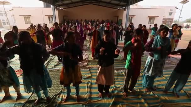 2017年1月5日インド チッカブラプラプラ州カイワラ 午前中のヨガ教室の後にマットを詰めた女子学生グループ — ストック動画