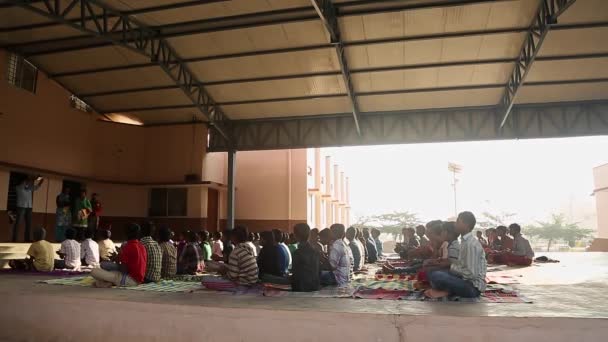Kaiwara Chikkaballapura India January 2017 Male Students Exiting Auditorium Yoga — Vídeo de stock