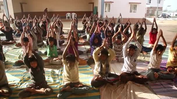 Kaiwara Chikkaballapura India January 2017 Group Male Students Practicing Yoga — стоковое видео
