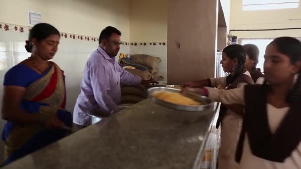 Kaiwara Chikkaballapura India January 2017 Queued Female Students Receiving Food — Vídeo de Stock