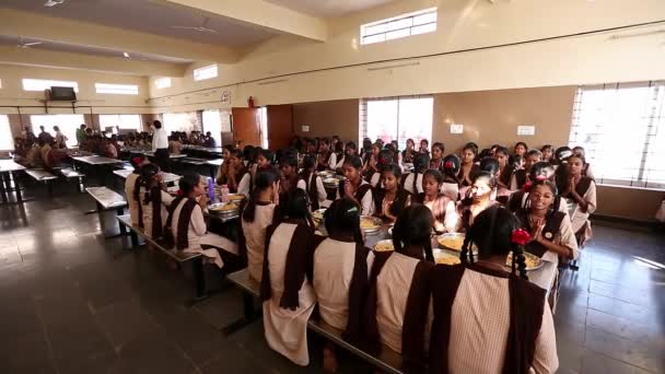 2017年1月5日インド チッカブラプラプラ州カイワラ 広い視野の子供たちは 朝食時に学校の食堂で食事をする前に祈る伝統を持っています — ストック動画