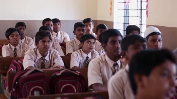 Kaiwara Chikkaballapura India January 2017 Close Indian Male Students Listening — стоковое видео