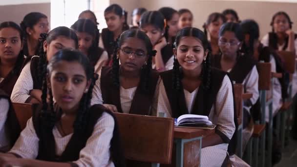 2017年1月5日インド チャカブラプラプラ州カイワラ カルナータカの農村部の学校の教室で講義を聞くインド人女子学生の閉校 — ストック動画