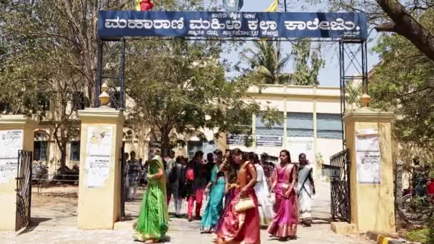 Mysore India February 2017 Group Girls Walking Campus Gate Wearing — Stock video