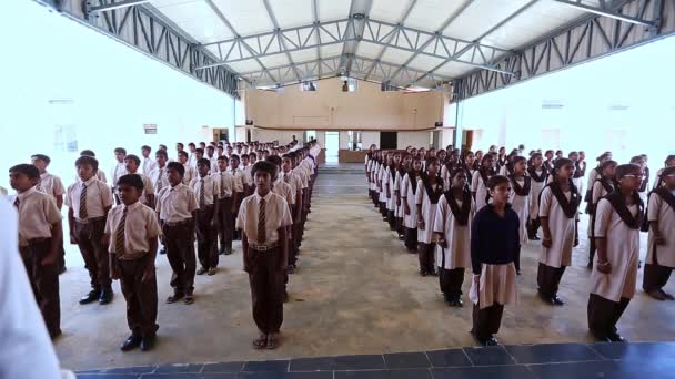 2017年1月6日インド チャカブラプラプラ州カイワラ カルナータカの農村部の学校で朝の集会で国歌を歌う学生 — ストック動画