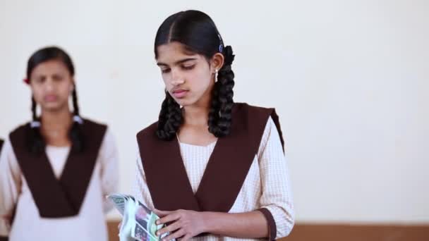 2017年1月6日インド チャカブラプラプラ州カイワラ カルナタカ州の農村部の学校で朝の集会中に新聞を読む女子学生の閉鎖 — ストック動画