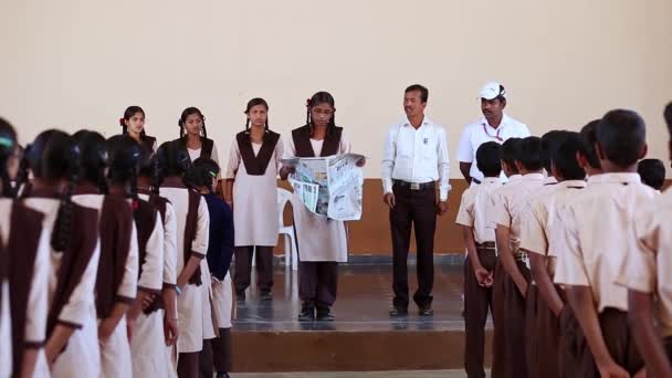 2017年1月6日インド チャカブラプラプラ州カイワラ カルナタカ州の農村部の学校で朝の集会中にカナダの新聞を読む女子学生 — ストック動画