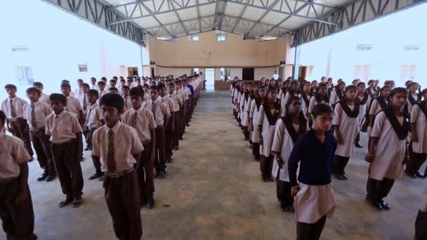 2017年1月6日インド チャカブラプラプラ州カイワラ カルナタカ州の農村部の学校で朝の集会後に講堂を出る学生の映像 — ストック動画