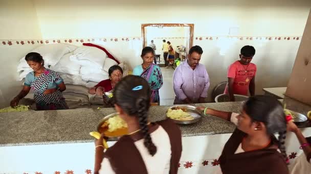 2017年1月6日インド チッカブラプラプラ州カイワラ カルナタカ州の農村部の学校で列に並んで待っている間 学生は食堂で食事を受けています — ストック動画