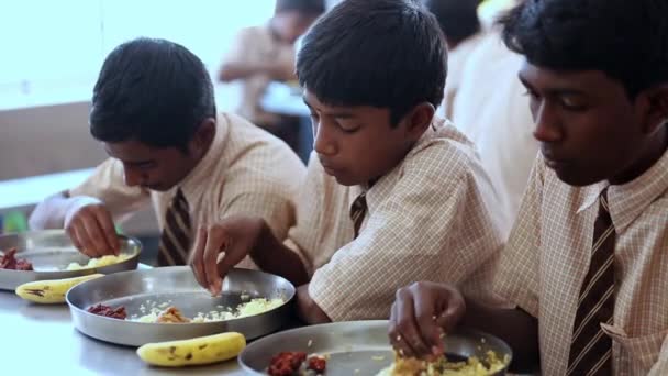 Kaiwara Chikkaballapura India January 2017 Close Male Students Eating Food — Αρχείο Βίντεο
