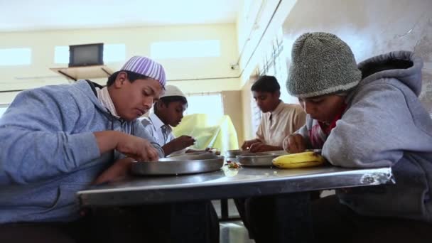 Kaiwara Chikkaballapura India January 2017 Male Students Cap Eating Food — Stok video