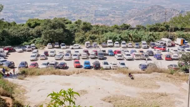 暑い晴れた日に山の頂上に駐車した車の素晴らしいパノラマ — ストック動画