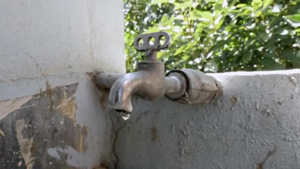バスルームの外の汚れた古い水道水の閉鎖 水は一日の時間で水道水から滴下 — ストック動画