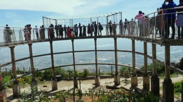 2023年1月15日インド チッカバラプル 夏の間 山頂の時計塔からの観光を楽しむ人々の広い視野 — ストック動画