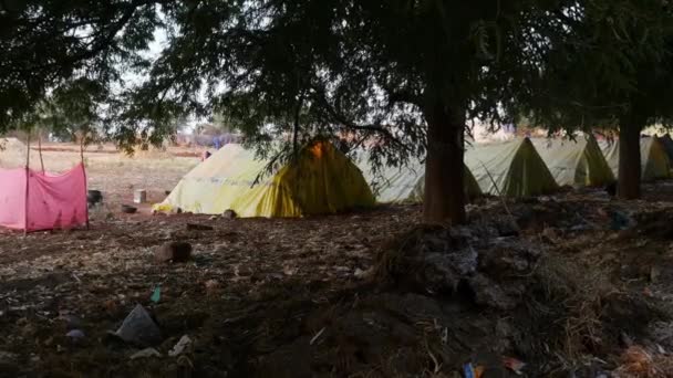 Wide View Tarpaulin Tents Being Built Dry Fields Poor People — Αρχείο Βίντεο