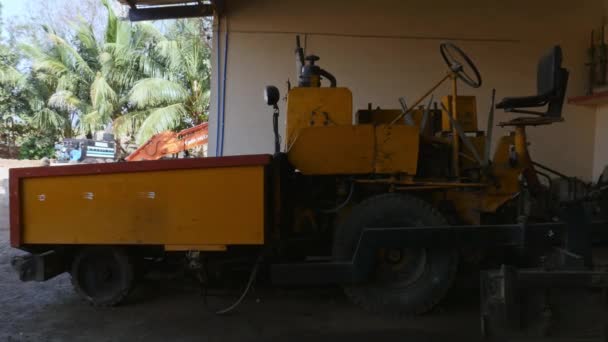 Penutupan Mesin Paving Aspal Yang Diparkir Dalam Pabrik Produksi Aspal — Stok Video