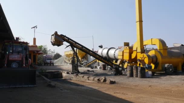 Wide View Asphalt Production Factory Machines Rural Village India — Stockvideo