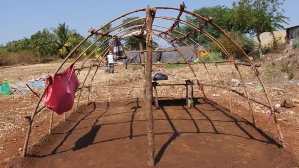 Виджаянагара Индия 2023 Вид Бездомных Семей Устанавливающих Палатки Поле Дороги — стоковое видео