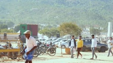 Chikkaballapur, Hindistan - 15 Ocak 2023: İnsanlar güneşli bir günde adiyogi shiva heykelinin açılışı sırasında toplanıyorlar