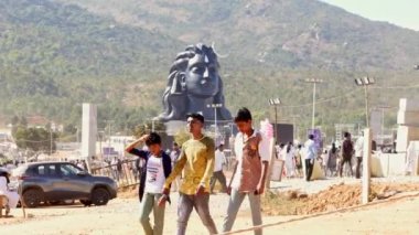 Chikkaballapur, Hindistan - 15 Ocak 2023: İnsanlar güneşli bir günde adiyogi shiva heykelinin açılışı sırasında toplanıyorlar