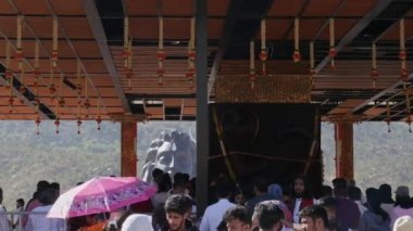 Chikkaballapur, Hindistan - 15 Ocak 2023: Bir grup insan Adiyogi Şiva heykelinin açılışı sırasında Naga Mantapa 'da dua ediyor ve dua ediyor.