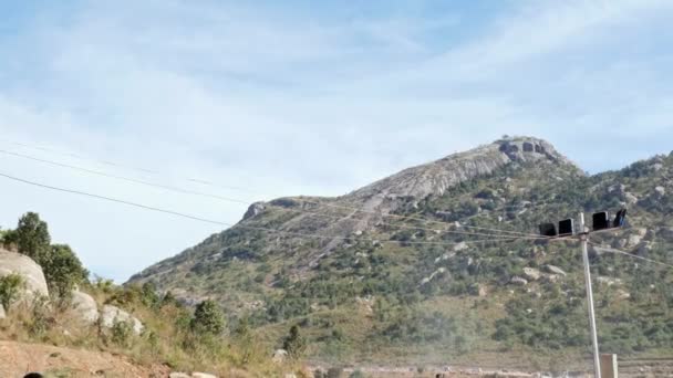 Ευρεία Θέα Των Βουνών Isha Κέντρο Γιόγκα Chikkaballapur Κατά Διάρκεια — Αρχείο Βίντεο