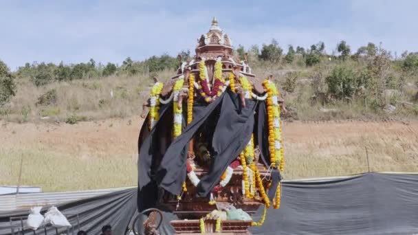 インド チッカバラプル 2023年1月15日 アディヨギ シヴァ像の公開中に イシャヨガセンターで装飾された小さな木製の戦車の閉鎖 — ストック動画