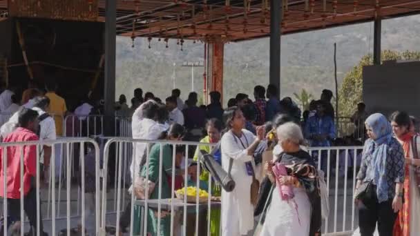 Chikkaballapur Indie Styczeń 2023 Grupa Ludzi Modlących Się Otrzymujących Błogosławieństwa — Wideo stockowe