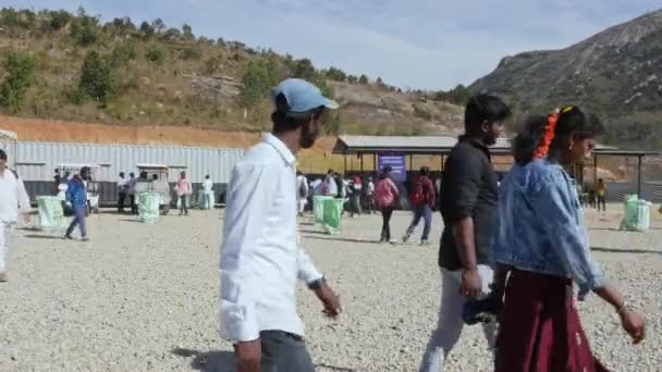 인도의 5023 사람들 재단에서 아디요기 동상을 공개하는 동안모인다 — 비디오
