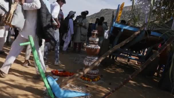 인도의 5023 날이면 센터에서 쟁기와 쇠수레를 정리하는 — 비디오