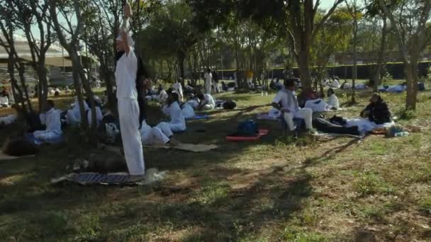 Chikkaballapur India January 2023 Man Practicing Yoga While People Resting — Video Stock