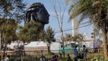 Chikkaballapur, Hindistan-15 Ocak 2023: Güneşli bir günde isha yoga merkezinde adiyogi shiva heykelinin yan görüntüsü